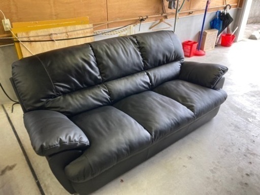美品　3〜４人掛けソファー　ソファー　ブラック　合皮　分解可能
