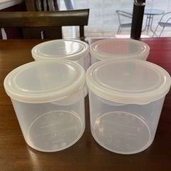 ほぼ未使用　タッパー　プラスチック容器　円柱型　4個