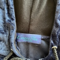 薄手紺色パーカーの画像