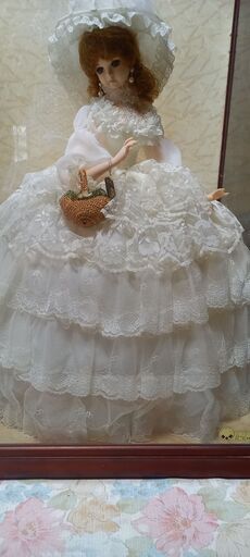 白いドレスの人形