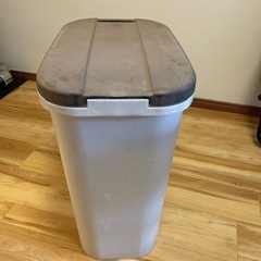 【取りに来てくれたら無料】ニトリ　45L ゴミ箱の画像