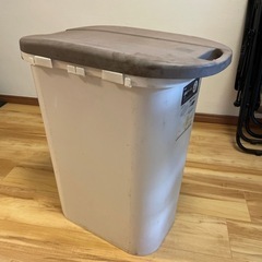 【取りに来てくれたら無料】ニトリ　45L ゴミ箱の画像