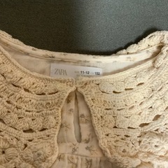 ZARA キッズ　カットソー　ブラウス　サイズ152センチ カラー···ベージュ 柄・デザイン···花柄 袖丈···長袖 着丈···ミドル ネック···Uネック 季節感···春、秋、冬の画像