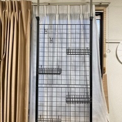最終値下 DCM突っ張りパーテーション、メッシュパネルバスケット4、フック付の画像