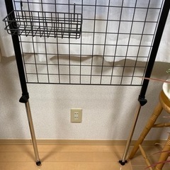 最終値下 DCM突っ張りパーテーション、メッシュパネルバスケット4、フック付の画像