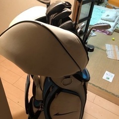 ゴルフセットと靴バッグの画像
