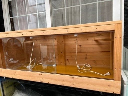 爬虫類ケージ、飼育道具類。