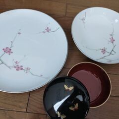 【大幅値引きしました】桜大皿2枚セットとハナエモリの塗りの蓋付き小皿の画像