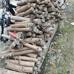 薪割り台や鉄板と薪の画像