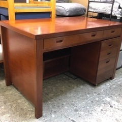 存在感抜群！引き出し付き学習机