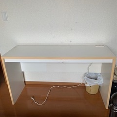 パソコンデスクの画像