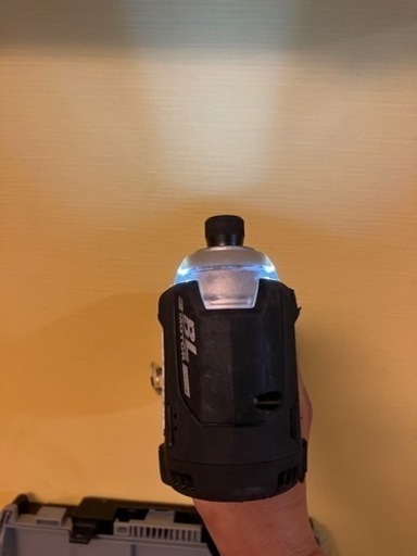 【お取引き決まりました】マキタ インパクトドライバー18v 6アンペアフルセット　連休のDIYに‼️（値下げしました）本日決めていただいた方におまけ付けます。