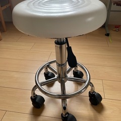 キャスター付き椅子