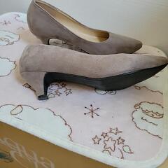 まだまだ履けます ベージュ系パンプス 23.5の画像