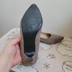 まだまだ履けます ベージュ系パンプス 23.5の画像