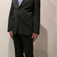 【TAKEO KIKUCHI】濃いグレーの使えるスーツの画像