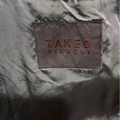 【TAKEO KIKUCHI】濃いグレーの使えるスーツの画像