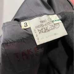 【TAKEO KIKUCHI】濃いグレーの使えるスーツの画像