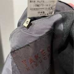 【TAKEO KIKUCHI】濃いグレーの使えるスーツの画像