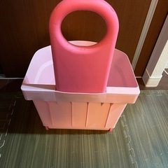 コマ付きおもちゃケース　小さなお子さんに最適サイズで転がせるので移動が簡単の画像