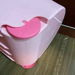 コマ付きおもちゃケース　小さなお子さんに最適サイズで転がせるので移動が簡単の画像