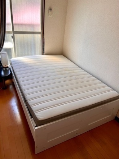 IKEA の白いダブルベット、マットレス付き