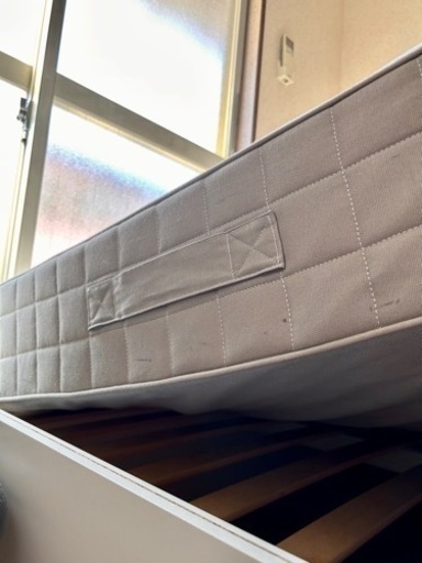 IKEA の白いダブルベット、マットレス付き