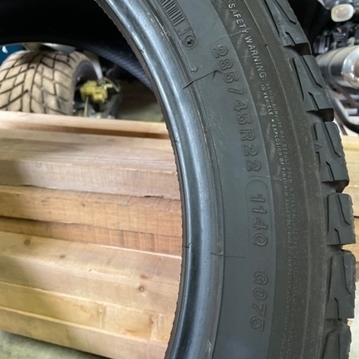 ヨコハマスタッドレスタイヤ　285/45R22