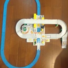 プラレール トミカと遊ぼう! くるぞわたるぞ!カンカン踏切セット...