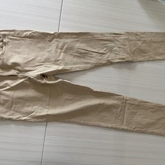 ベージュのパンツ