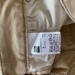 ベージュのパンツの画像