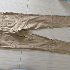 ベージュのパンツの画像