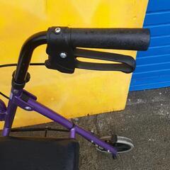 歩行介助の四輪車の画像
