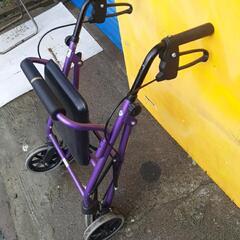 歩行介助の四輪車の画像
