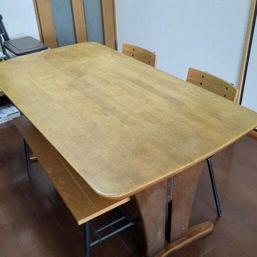 ダイニングテーブル大きめ