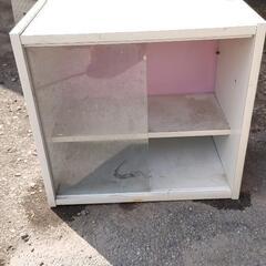 画像のガラス付きカラーボックス
