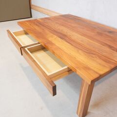 無印良品(MUJI)のウォールナット無垢材 ローテーブルです。落ち着いた