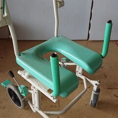 🔴山口市、介護用、入浴用車椅子。屋内用歩行器にも ￥3800🔴肘もたれが跳ね上がるので乗り降りに邪魔になりません。 シャワーで風呂が済ませるので便利です。の画像