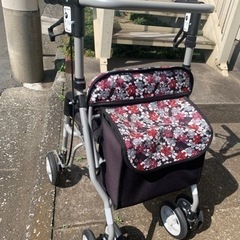 介護　ショッピングカー　座れる　シルバー　