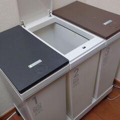 キャスター付き3連プラスチック製ゴミ箱差し上げます