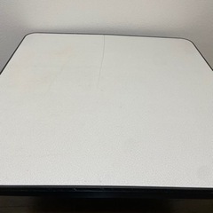 【無料です】こたつ（毛布なし、テーブルにヒビあり）の画像