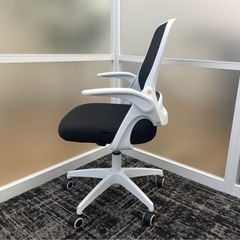 オフィスチェア　デスクチェア　 昇降機能付き 跳ね上げ式アームレストの画像