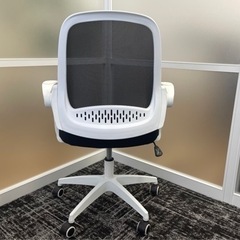 オフィスチェア　デスクチェア　 昇降機能付き 跳ね上げ式アームレストの画像