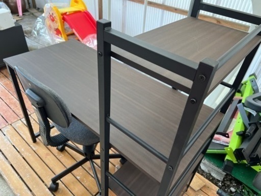 本棚付きのテーブルと椅子セット
