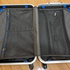 スーツケースタイヤ不良、傷ありの画像
