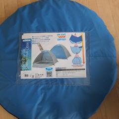 ドリンクホルダー付きテーブルとポップアップシェルターの画像