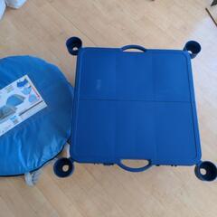 ドリンクホルダー付きテーブルとポップアップシェルターの画像