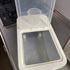 お米入れ(計量カップ付き)の画像