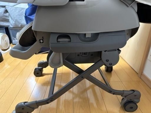 【ネムリラ】コンビのフード付き電動ハイローチェア
