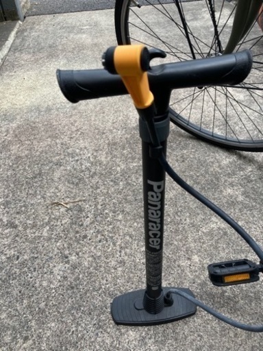 自転車と空気入れ